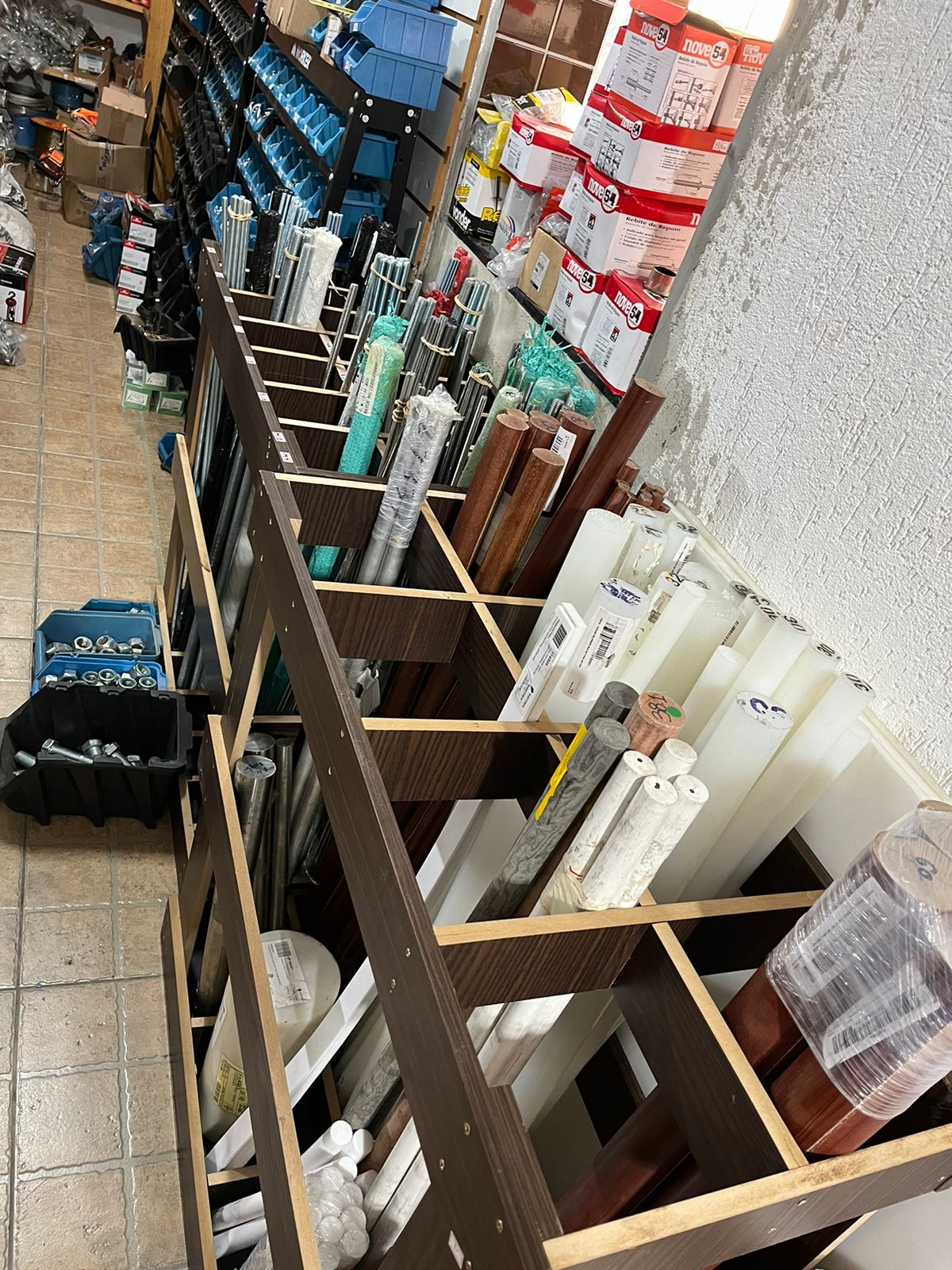 Barras roscadas em estoque